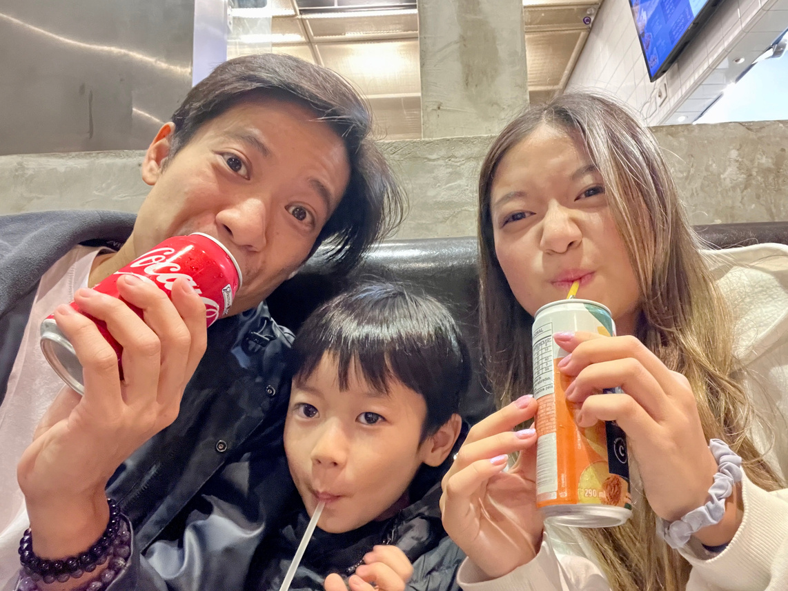 minha foto com meus filhos, tomando refrigerante